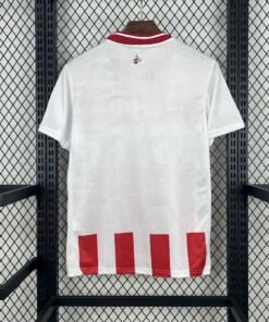 Maglia 1. FC Köln Home 2025/26 Versione Tifoso dettaglio stemma ricamato