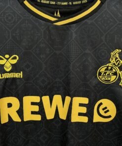 Maglia 1. FC Köln Third 2025/26 Versione Tifoso dettaglio stemma ricamato