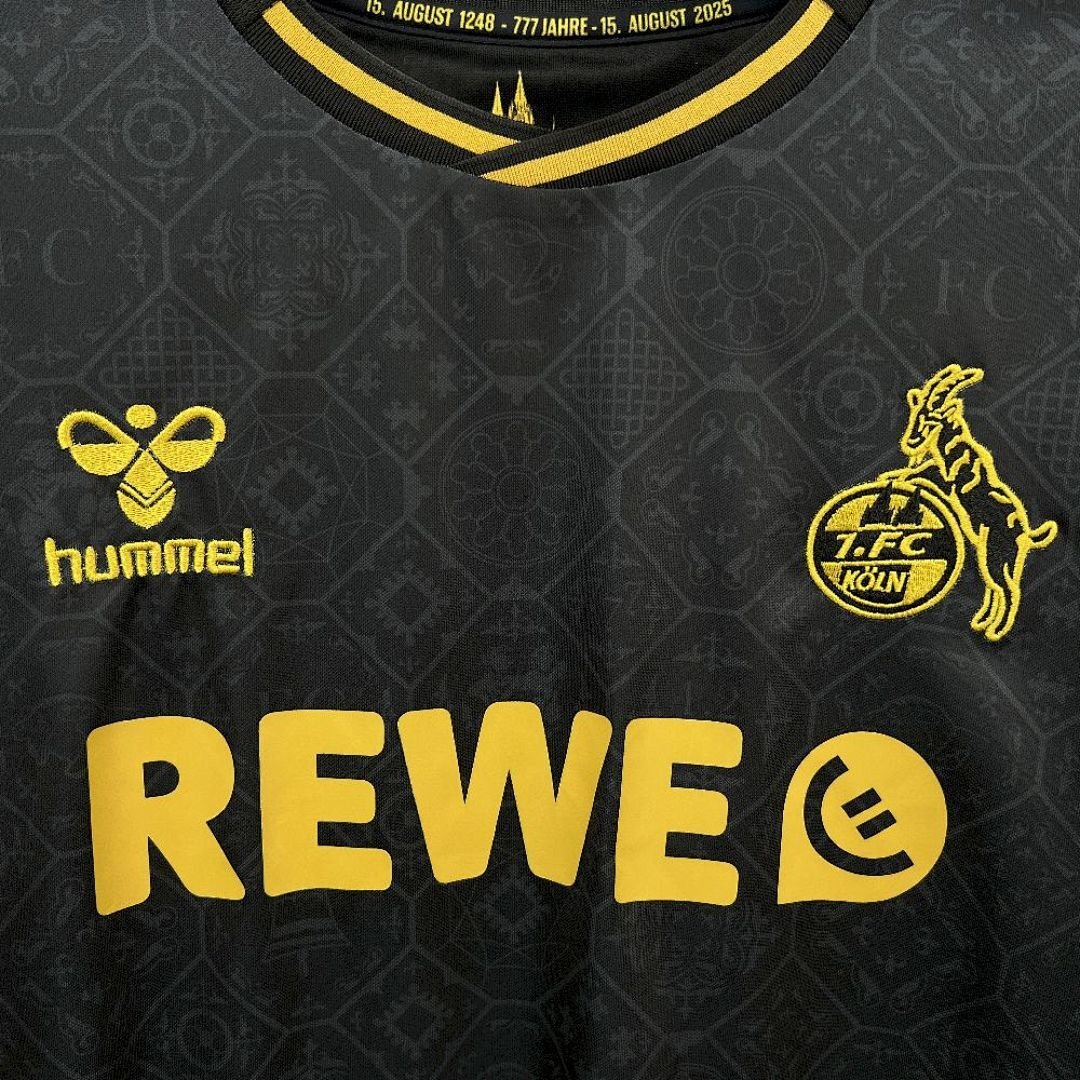 Maglia 1. FC Köln Third 2025/26 Versione Tifoso dettaglio stemma ricamato