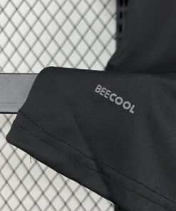 Maglia 1. FC Magdeburg Home 2024/25 Versione Tifoso dettaglio stemma ricamato