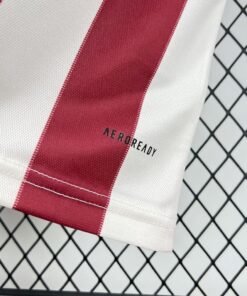Maglia 1. FC Nurnberg Home 2025/26 Versione Tifoso dettaglio stemma ricamato