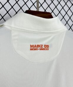 Maglia 1. FSV Mainz 05 Home 2025/26 Versione Tifoso dettaglio stemma ricamato