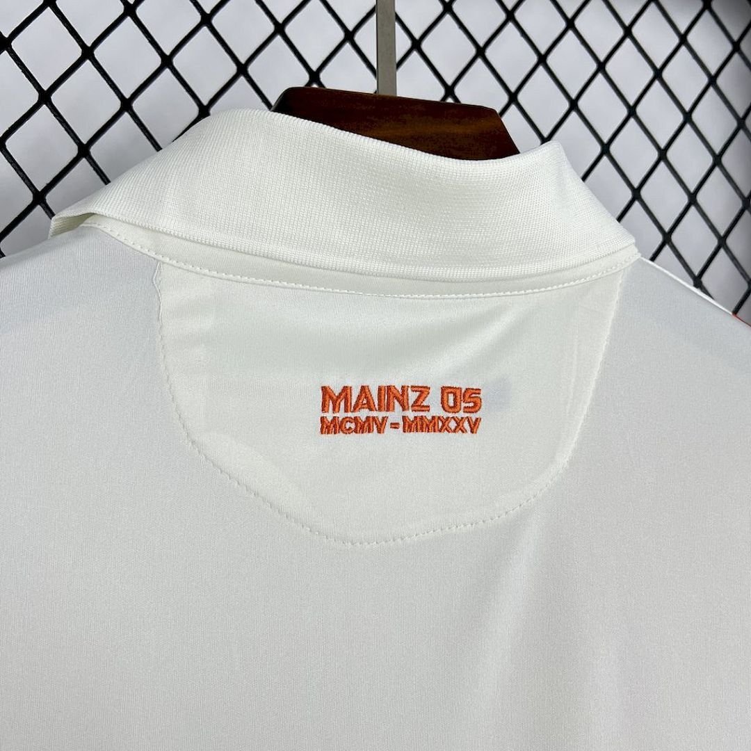 Maglia 1. FSV Mainz 05 Home 2025/26 Versione Tifoso dettaglio stemma ricamato