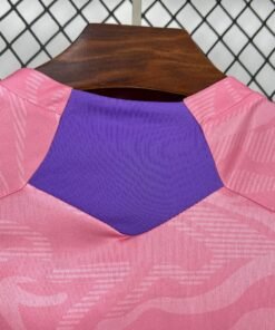 Maglia 1899 Hoffenheim Home 2025/26 Versione Tifoso dettaglio stemma ricamato