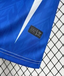 Maglia 1.FC Magdeburg Home 2024/25 Versione Tifoso dettaglio stemma ricamato