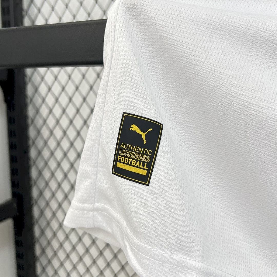 Maglia AC Milan Away Manica Lunga 2025/26 Versione Tifoso dettaglio stemma ricamato