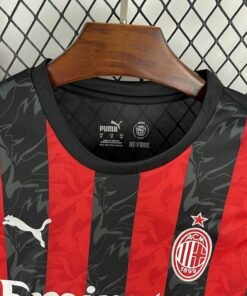 Maglia AC Milan Home Manica Lunga 2025/26 Versione Tifoso dettaglio stemma ricamato