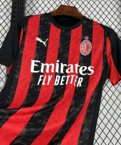 Maglia AC Milan Home 2025/26 Versione Tifoso dettaglio stemma ricamato