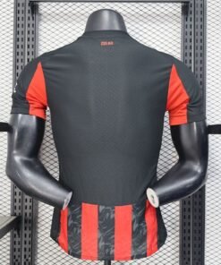 Maglia AC Milan Home 2025/26 Versione Giocatore dettaglio stemma ricamato