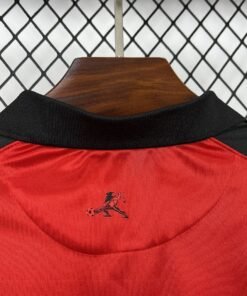 Maglia AC Milan Home Manica Lunga 2026/27 Versione Tifoso dettaglio stemma ricamato