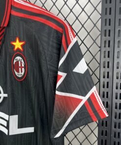 Maglia ac milan retro - Maglia AC Milan Home 1997/98 Retro dettaglio stemma ricamato