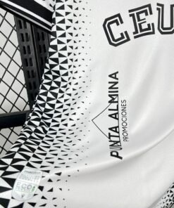 Maglia AD Ceuta FC Home 2025/26 Versione Tifoso dettaglio stemma ricamato