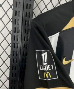 Maglia angers Home 2025/26 Versione Tifoso dettaglio stemma ricamato