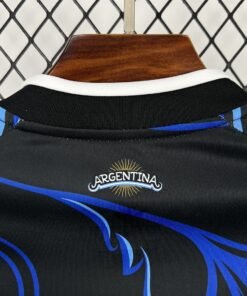 Maglia Argentina Away 2024/25 Versione Tifoso dettaglio stemma ricamato
