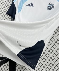 Maglia Argentina Home 2024/25 Versione Giocatore dettaglio stemma ricamato
