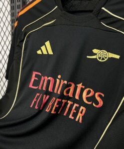 Maglia Arsenal Home 2025/26 Versione Giocatore dettaglio stemma ricamato