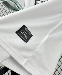 Maglia Arsenal Home 2025/26 Versione Tifoso dettaglio stemma ricamato