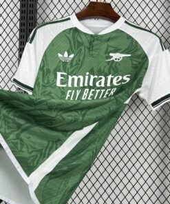 Maglia Arsenal Home 2026/27 Versione Tifoso dettaglio stemma ricamato