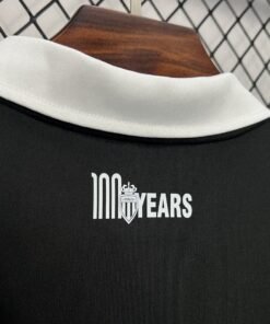 Maglia AS Monaco Home 2024/25 Versione Tifoso dettaglio stemma ricamato
