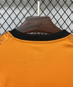 Maglia AS Roma Away 2025/26 Versione Tifoso dettaglio stemma ricamato