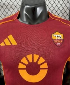 Maglia AS Roma Home 2025/26 Versione Giocatore dettaglio stemma ricamato