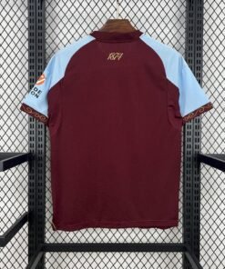 Maglia Aston Villa Home 2025/26 Versione Tifoso dettaglio stemma ricamato
