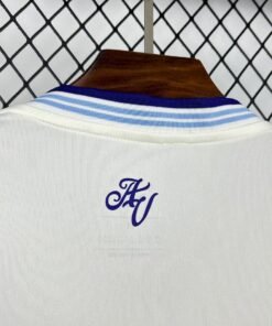 Maglia Aston Villa Third Manica Lunga 2025/26 Versione Tifoso dettaglio stemma ricamato