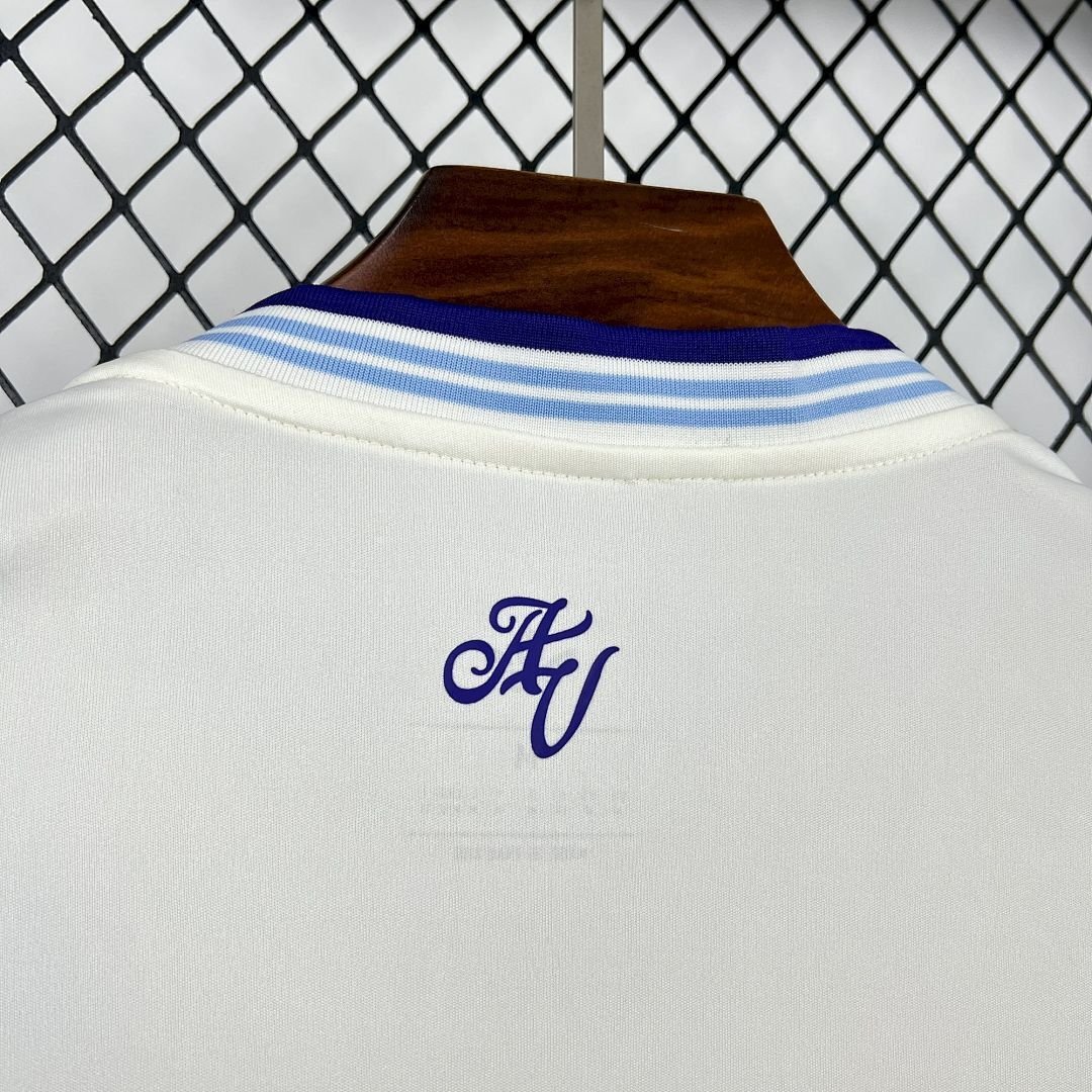 Maglia Aston Villa Third Manica Lunga 2025/26 Versione Tifoso dettaglio stemma ricamato