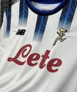 Maglia Atalanta Away 2025/26 Versione Tifoso dettaglio stemma ricamato