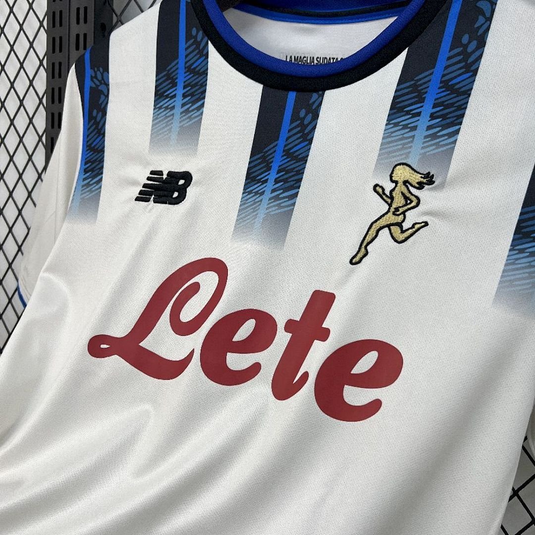 Maglia Atalanta Away 2025/26 Versione Tifoso dettaglio stemma ricamato