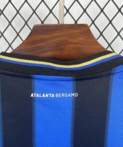 Maglia Atalanta Home 2025/26 Versione Tifoso dettaglio stemma ricamato