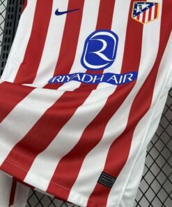 Maglia Atlético Madrid Third Manica Lunga 2025/26 Versione Tifoso dettaglio stemma ricamato