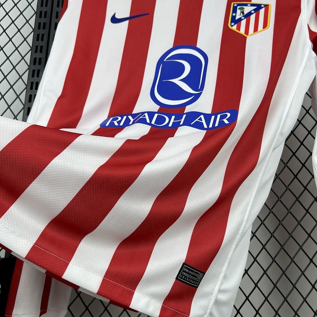 Maglia Atlético Madrid Third Manica Lunga 2025/26 Versione Tifoso dettaglio stemma ricamato