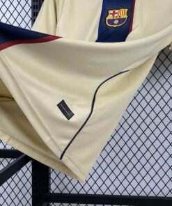 Maglia Barcellona Home 2025/26 Versione Tifoso dettaglio stemma ricamato