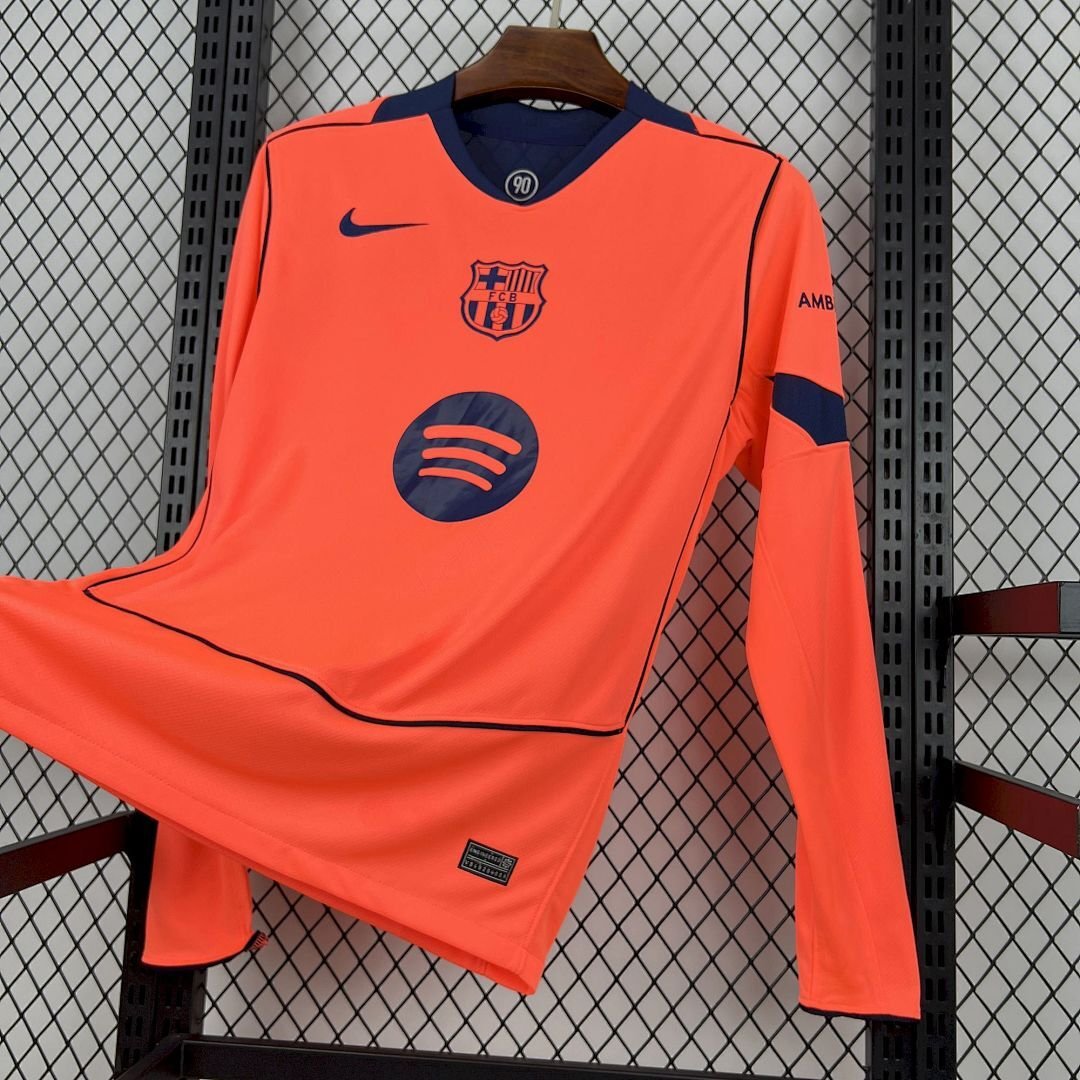 Maglia Barcellona Third Manica Lunga 2025/26 Versione Tifoso dettaglio stemma ricamato