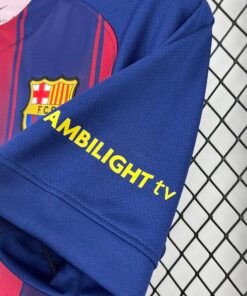 Maglia Barcelon x Ed Sheeran Home 2025/26 Versione Tifoso dettaglio stemma ricamato