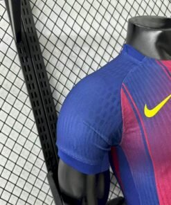 Maglia Barcelon x Ed Sheeran Home 2025/26 Versione Giocatore dettaglio stemma ricamato