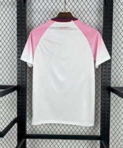 Maglia Bayer Leverkusen Away 2025/26 Versione Tifoso dettaglio stemma ricamato