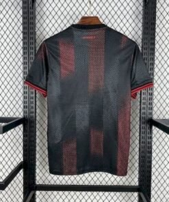 Maglia Bayer Leverkusen Home 2025/26 Versione Tifoso dettaglio stemma ricamato