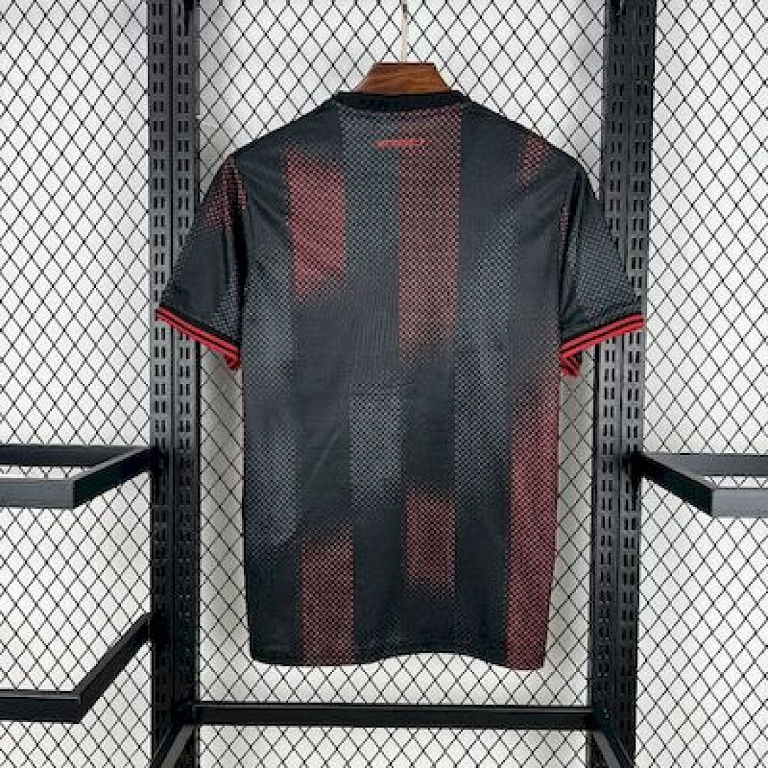 Maglia Bayer Leverkusen Home 2025/26 Versione Tifoso dettaglio stemma ricamato