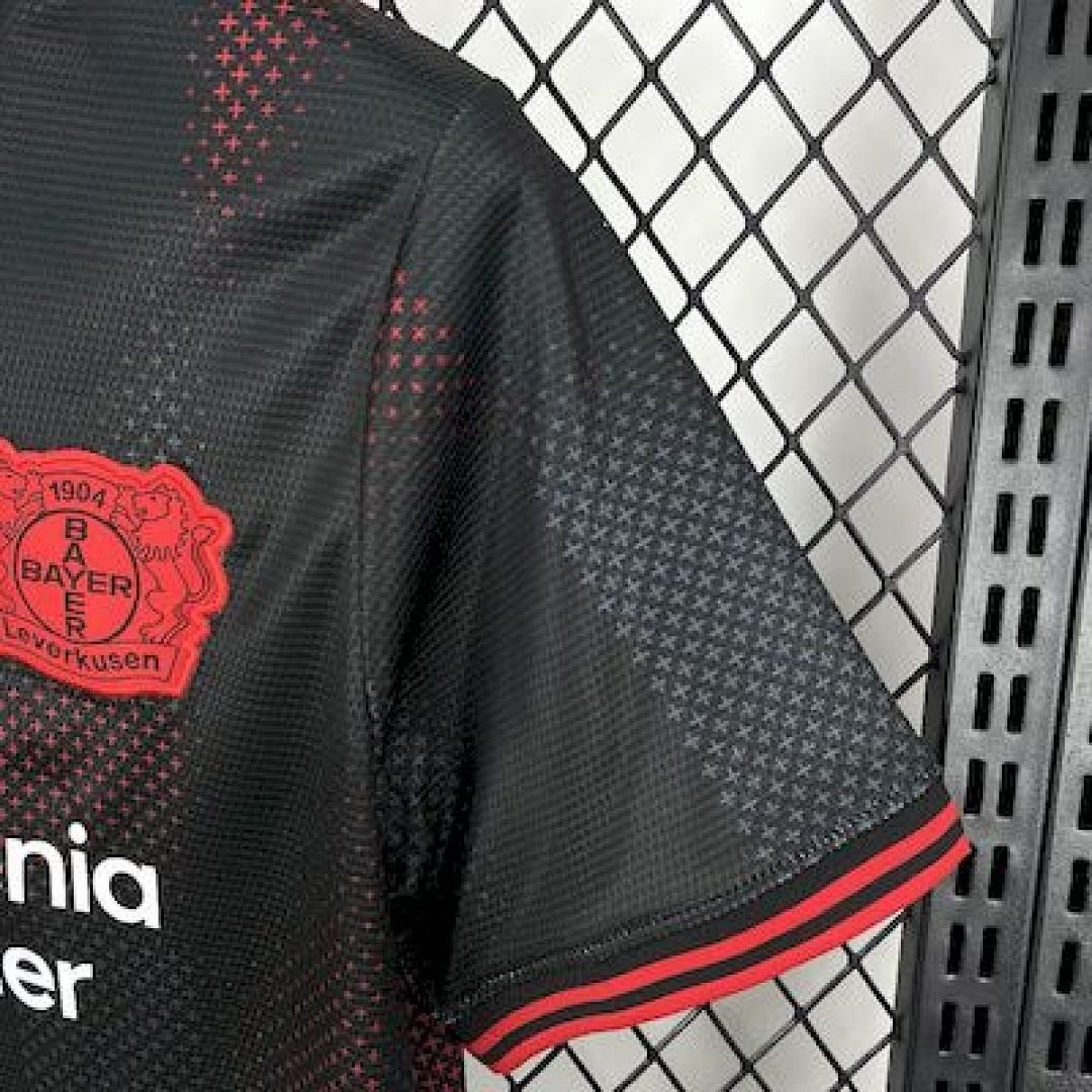 Maglia Bayer Leverkusen Home 2025/26 Versione Tifoso vista laterale