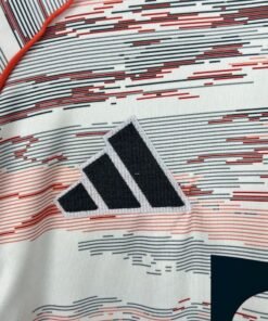 Maglia Bayern Monaco Away 2025/26 Versione Tifoso dettaglio stemma ricamato