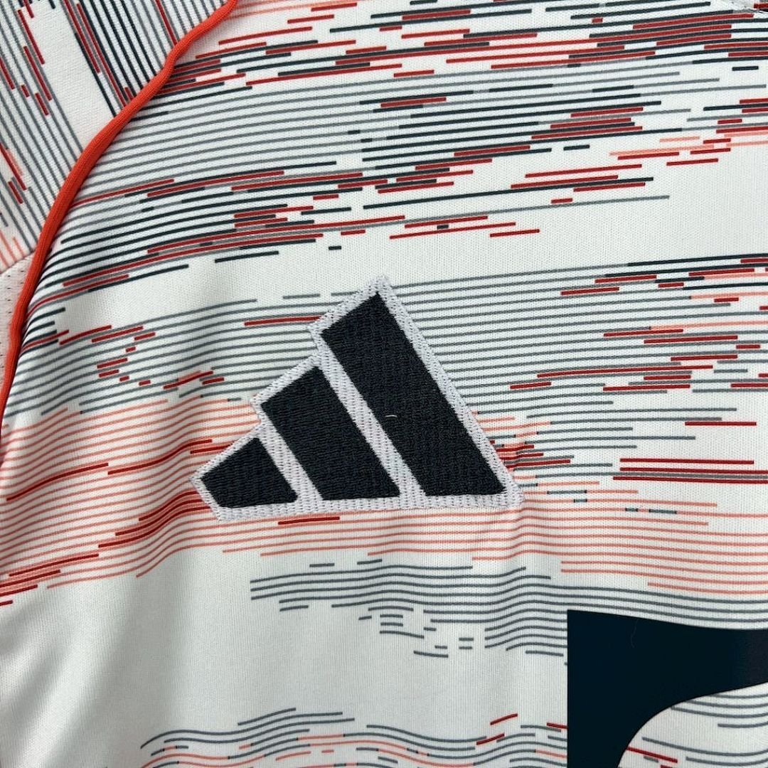 Maglia Bayern Monaco Away 2025/26 Versione Tifoso dettaglio stemma ricamato