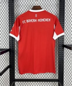 Maglia Bayern Monaco Home 2025/26 Versione Tifoso dettaglio stemma ricamato