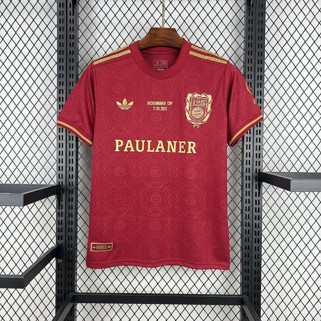 Maglia Bayern Monaco Home 2024/25 Versione Tifoso dettaglio stemma ricamato