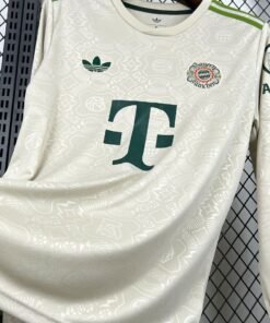 Maglia Bayern Monaco Home Manica Lunga 2025/26 Versione Tifoso dettaglio stemma ricamato