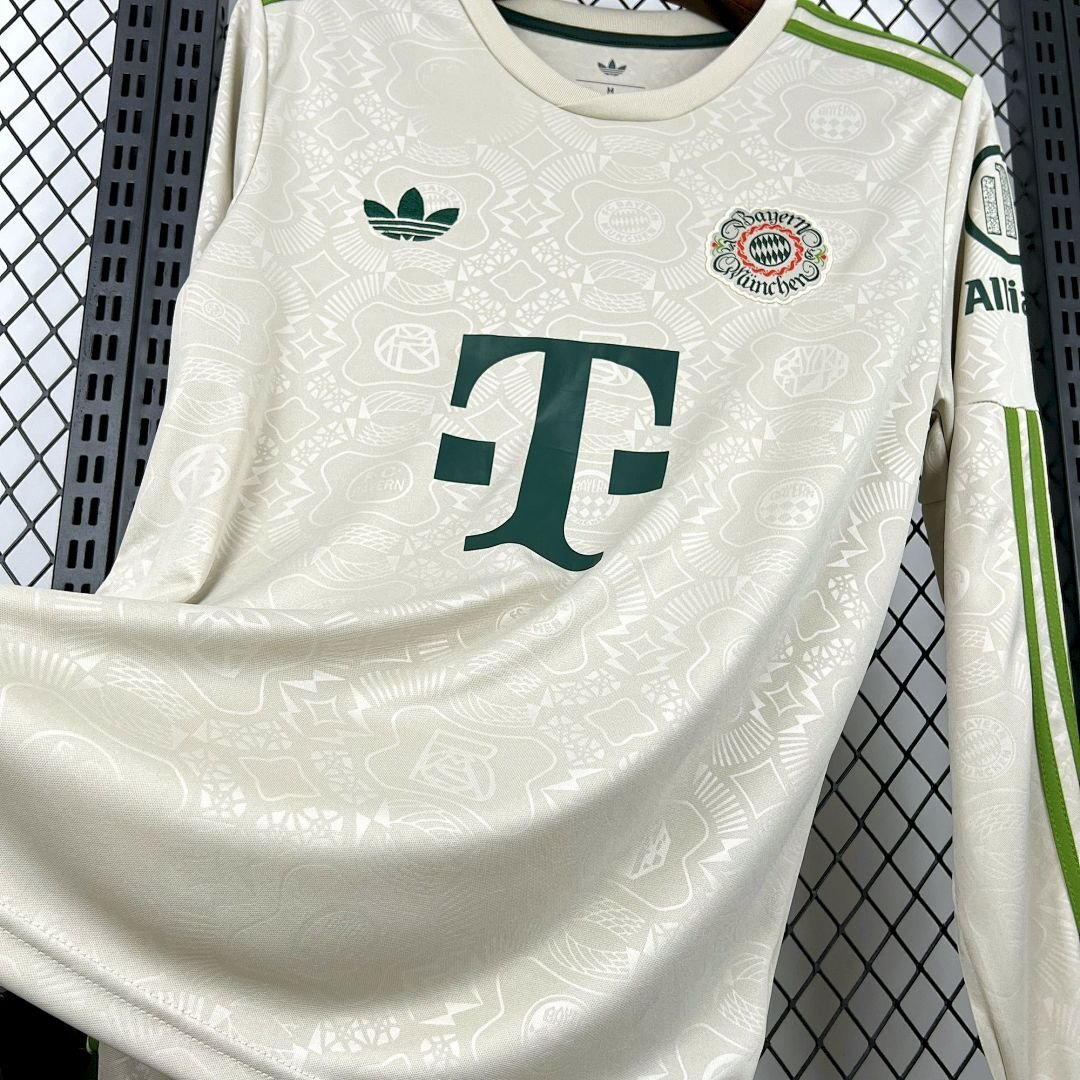 Maglia Bayern Monaco Home Manica Lunga 2025/26 Versione Tifoso dettaglio stemma ricamato
