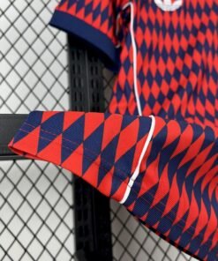 Maglia Bayern Monaco Home 2025/26 Versione Tifoso dettaglio stemma ricamato