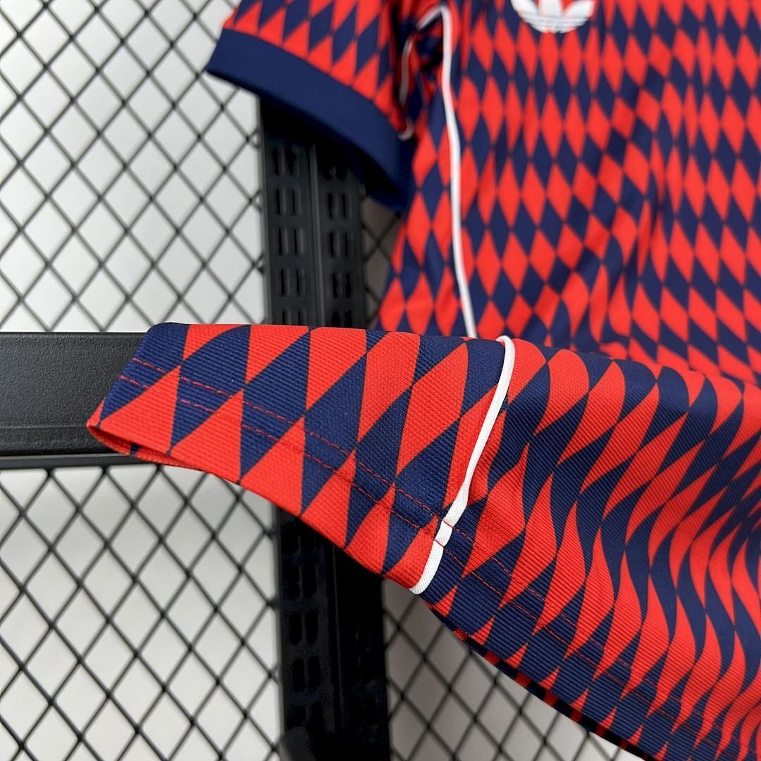 Maglia Bayern Monaco Home 2025/26 Versione Tifoso dettaglio stemma ricamato