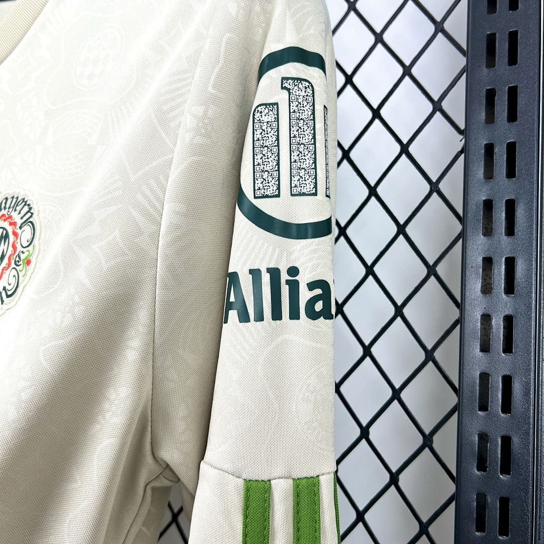 Maglia Bayern Monaco Home Manica Lunga 2025/26 Versione Tifoso vista laterale